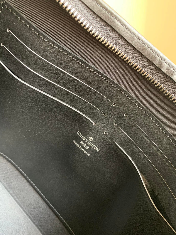 LV POUCH TRAVEL MM