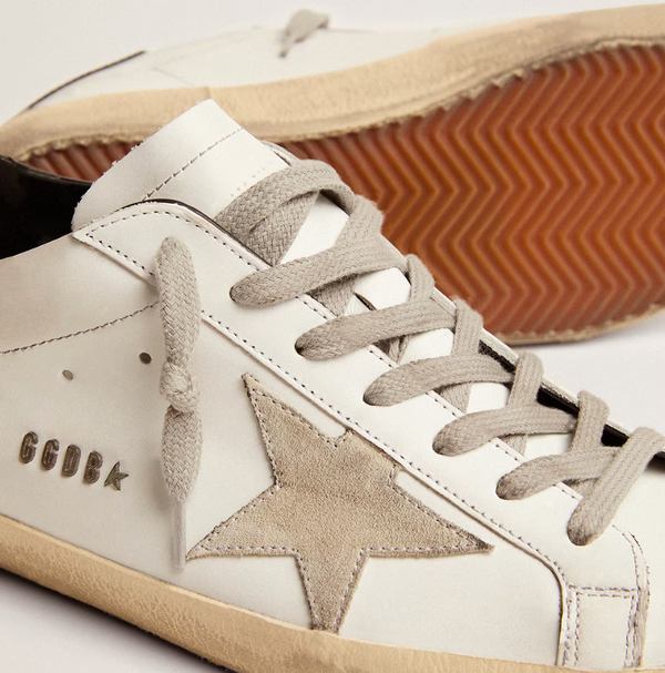 Super-Star con talloncino nero e metal studs lettering "ULTIMI PEZZI"