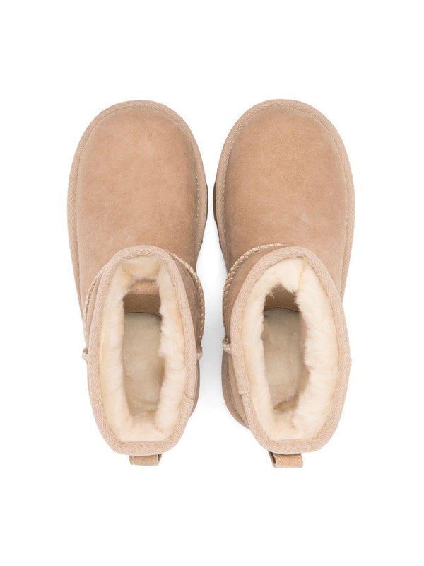 Stivaletti Classic II Mini per bambina UGG Kids beige con applicazione posteriore con logo