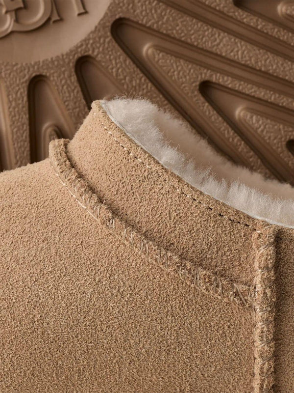 Ciabatte Classic Micro per bambina UGG Kids beige con design slip-on